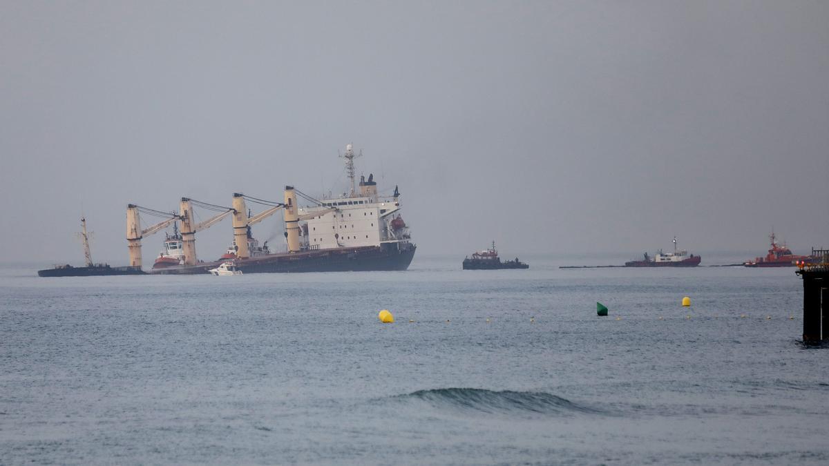 Las autoridades tratan de contener el vertido de líquido hidráulico del buque varado en el Estrecho