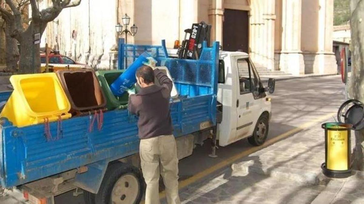 Una imagen de la recogida de residuos en Esporles.