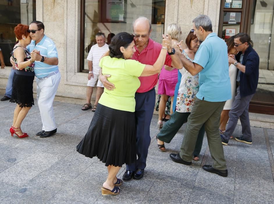 La calle Príncipe acoge el X Encuentro de Tango de Galicia en el que participaron 150 bailarines.