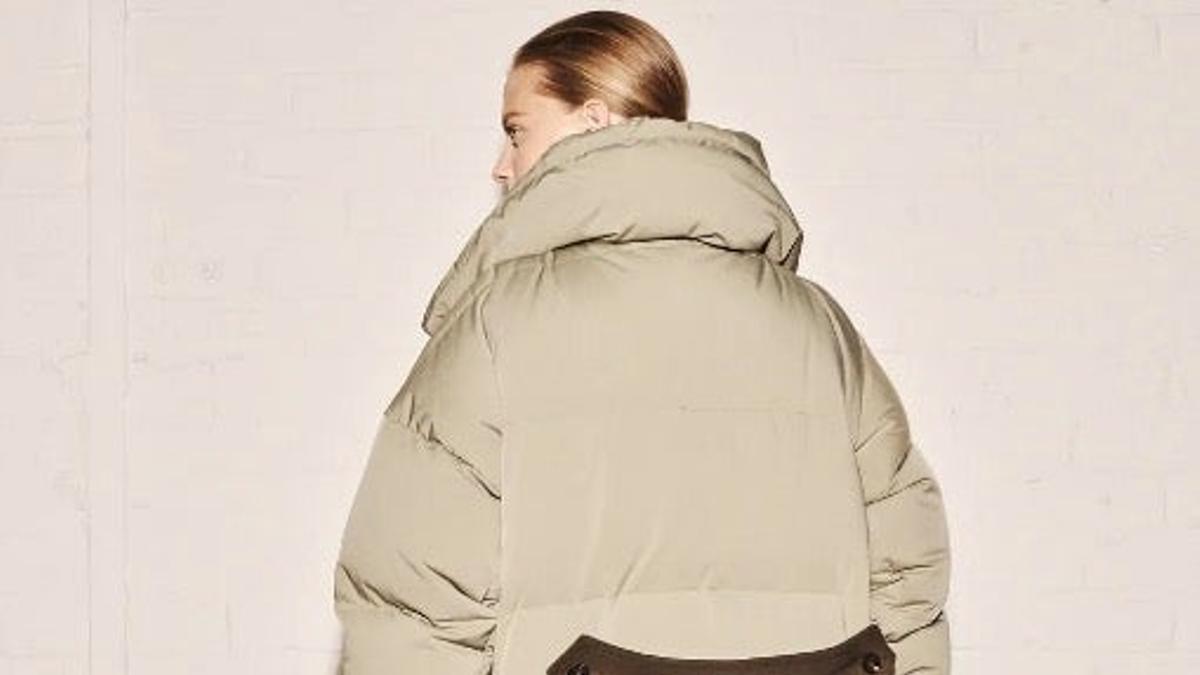 ¿Te imaginas salir a la calle abrazada a tu edredón nórdico? El abrigo de moda en Zara se parece más a una colcha que a un abrigo (y es de lo más calentito)