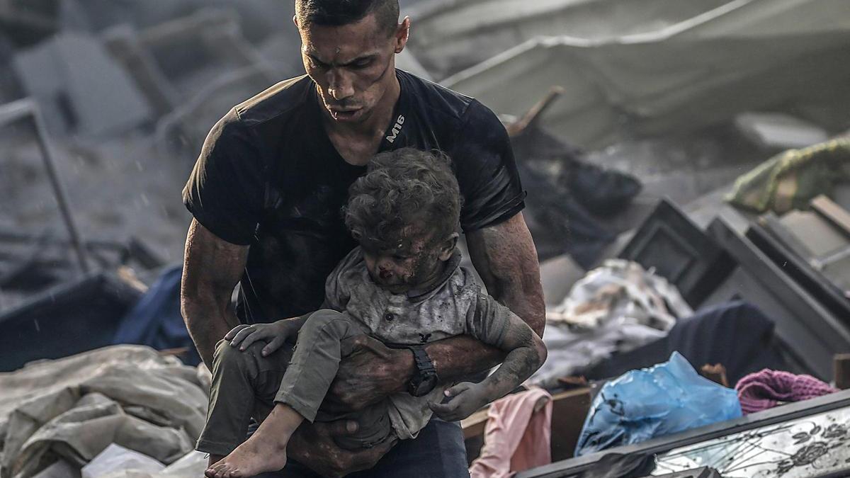 Búsqueda de víctimas entre los escombros, en Gaza