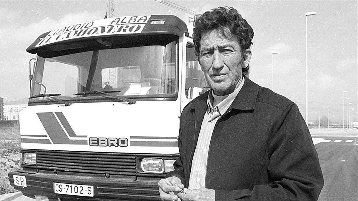 Claudio Alba, falso culpable de la muerte de las tres prostitutas de Vora Riu, junto al camión que conducía.