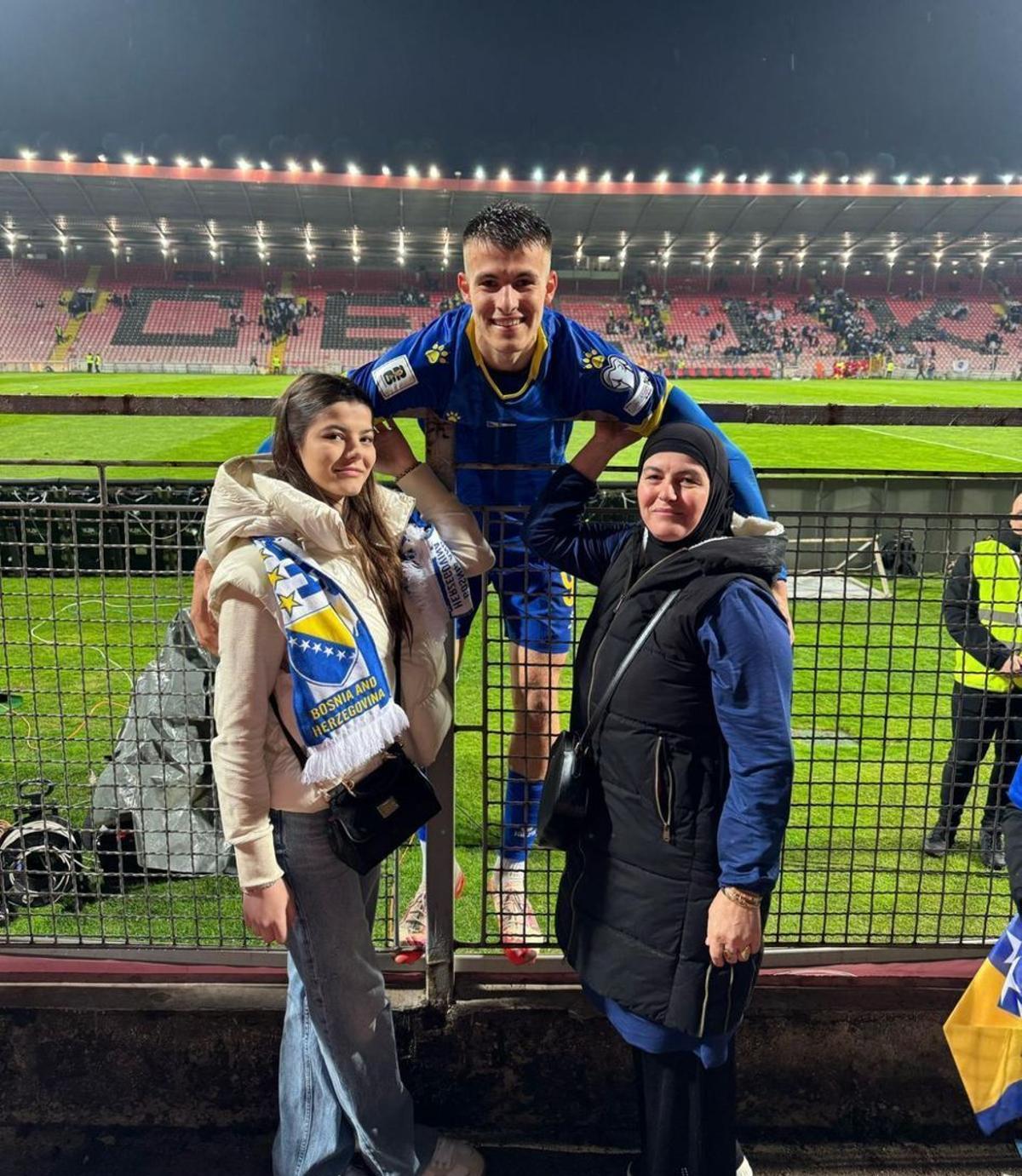 Bazdar, junto a su familia después de un encuentro con la selección de Bosnia.