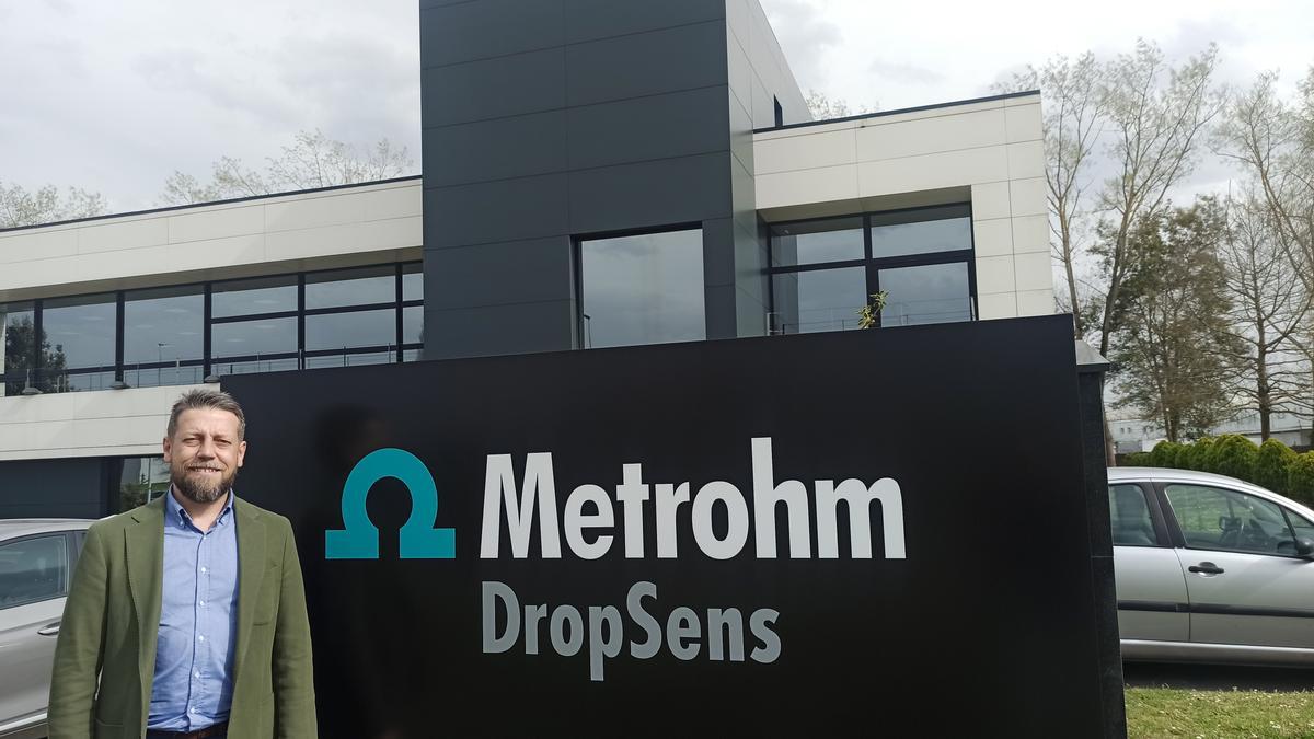 David Hernández delante del actual edificio que Metrohm DropSens tiene en el Parque Tecnológico de Asturias, en Llanera.