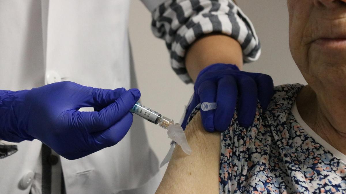 Una professional del CAP Les Corts, vacunant una pacient de menys de 80 anys de la grip i la covid