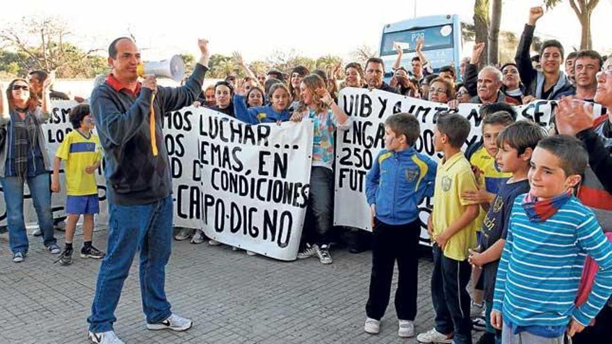 Protesta de familias y jugadores del Independiente Camp Redó en 2012 bajo el lema &quot;Por un campo digno&quot;.