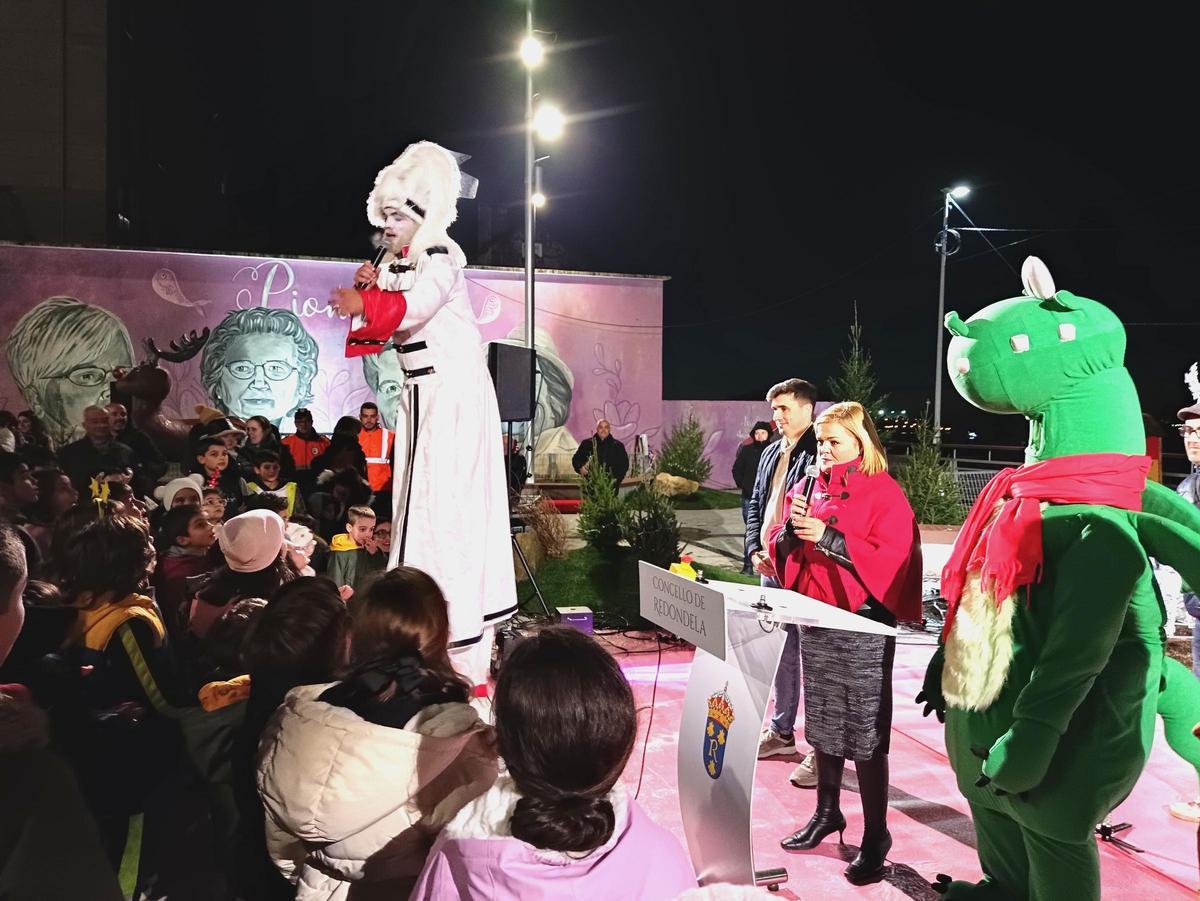 La alcaldesa Digna Rivas, en el momento de dar al botón del encendido de las luces.