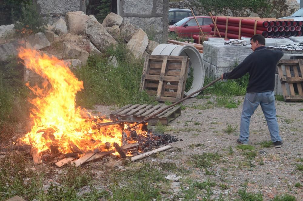 Un millar de hogueras iluminan el litoral arousano por San Juan.