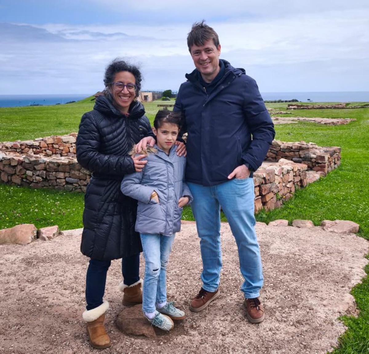 Debajo, Rubén Montes, liderando el recorrido por la Campa Torres; en el círculo, Eva González y Saúl Olivera, con su hija, Lourdes, en el yacimiento, tras completar el itinerario. | ORIOL LÓPEZ