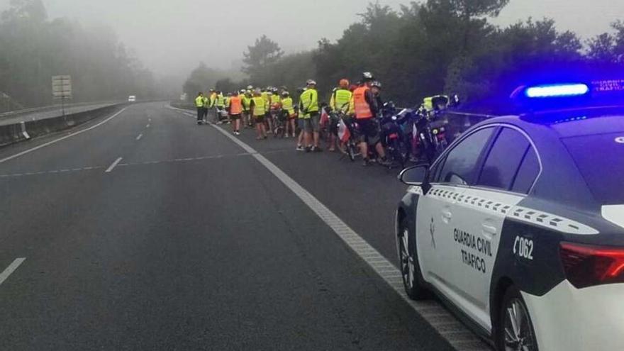 El pelotón de ciclistas polacos interceptado por la Guardia Civil de Tráfico, ayer en la AP-9. // FdV