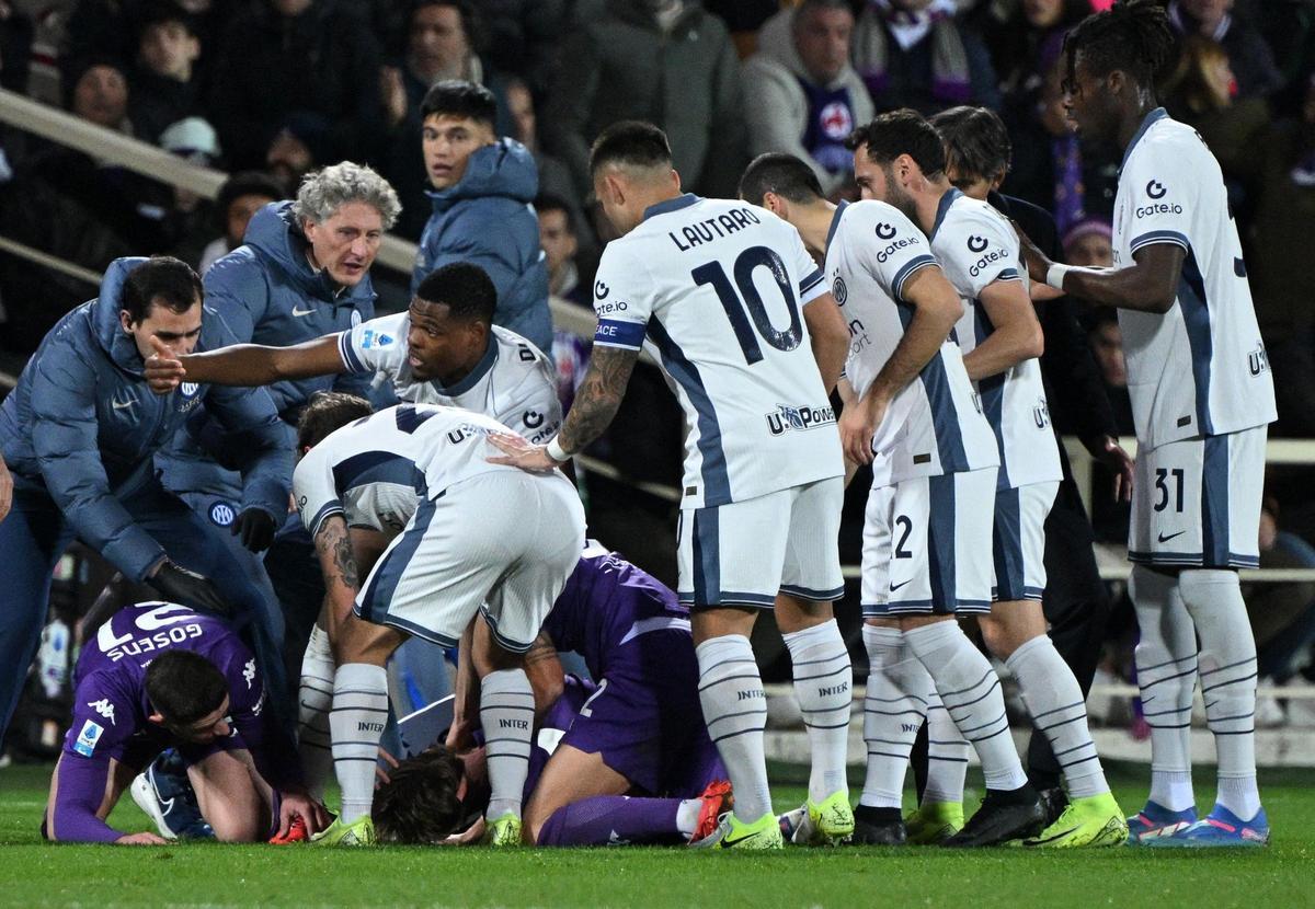 Los futbolistas del Inter y la Fiorentina se apresuran a atender a Bove tras desplomarse sobre el césped.