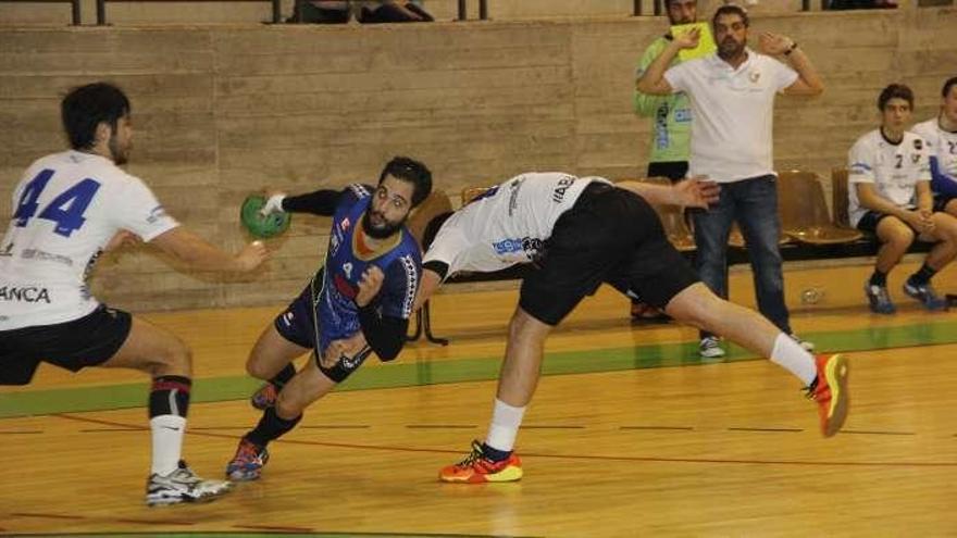 Mauro Bacelar en una acción del duelo de ayer. // Santos Álvarez