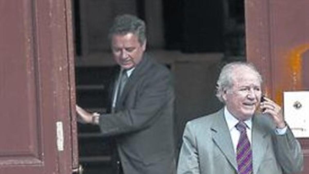 Núñez padre, en primer término, y su hijo al salir del juicio en junio del 2010.