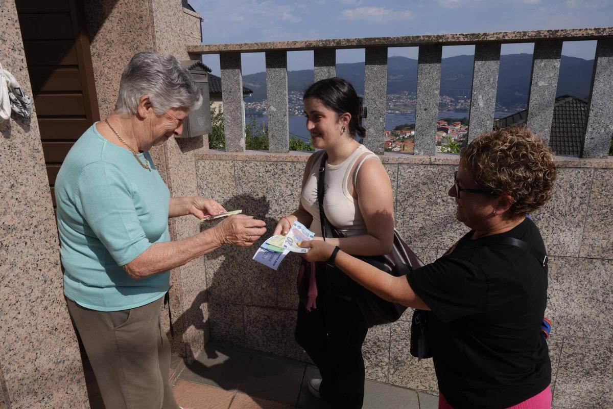 Patri e Carmen cunha veciña de Chapela que dona diñeiro para a Festa da Virxe do Carme.