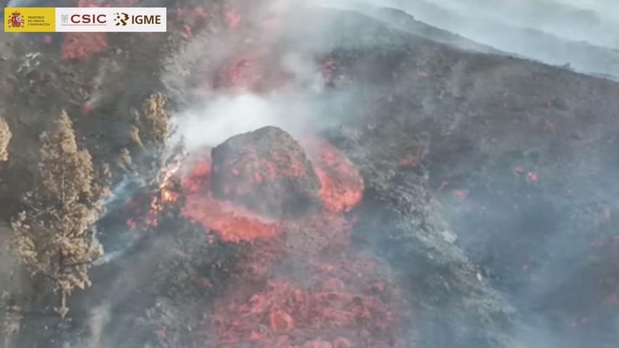 Gran bloque movido por la colada de lava del volcán de La Palma