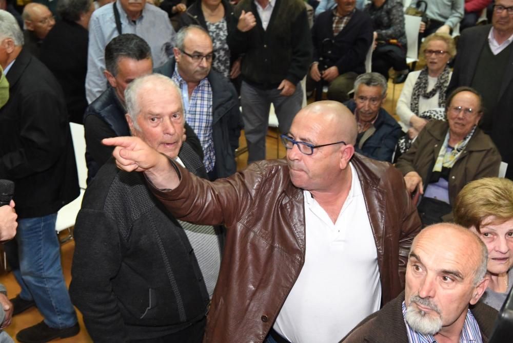 Asamblea de vecinos en el centro cívico de Eirís con Silvia Cameán y Xiao Varela