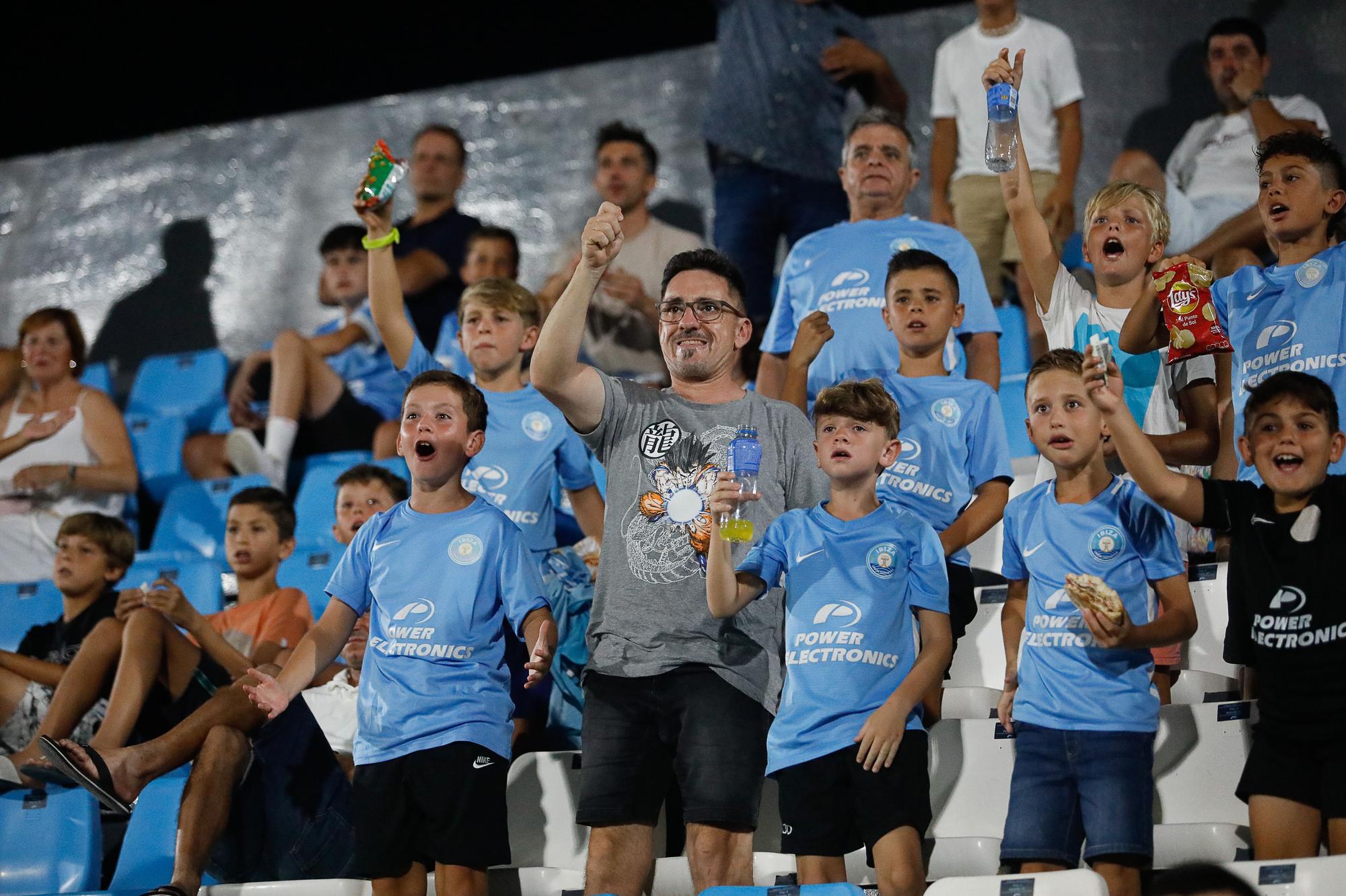 Palco lleno y gradas vacías en el partido entre la UD Ibiza y el RCD Mallorca.