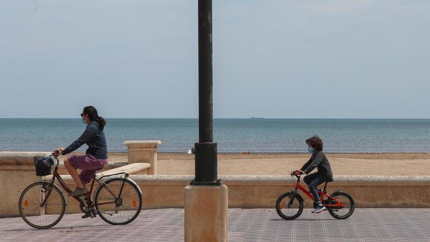 Gente paseando por el paseo marítimo de Valencia.