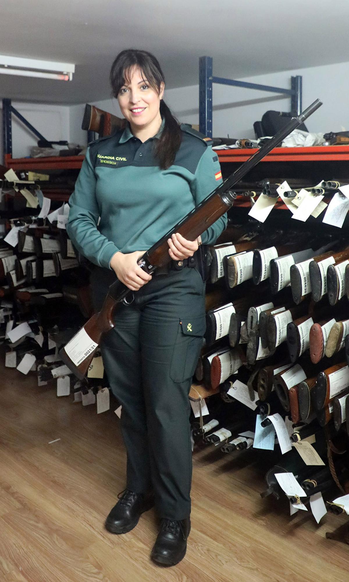 Carmen Sotelo en las dependencias de Intervención de Armas en Ordes / Xoán Álvarez