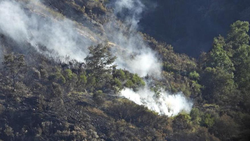 El humo todavía se sentía en Vilariño de Conso. |   // F. CASANOVA