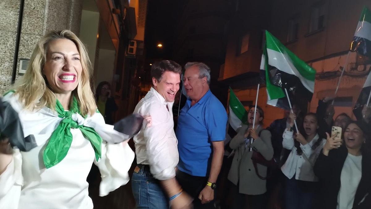 Guardiola y Bautista en la sede del PP en Mérida, celebran el buen resultado.