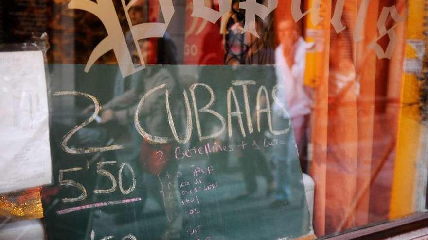 Un cartel con una promoción en un bar.