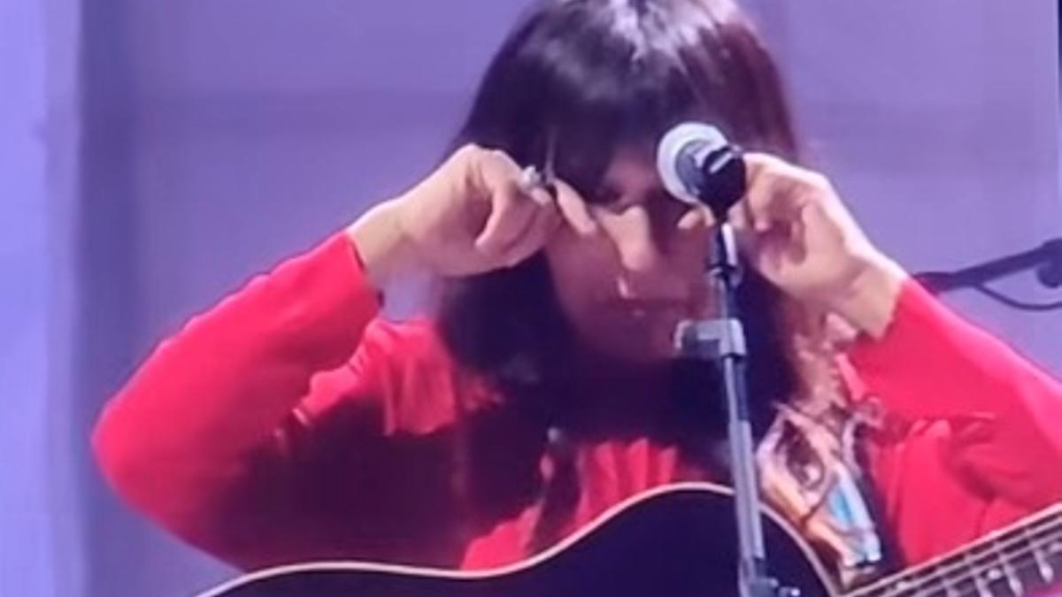 Eva Amaral, muy emocionada, con su guitarra.