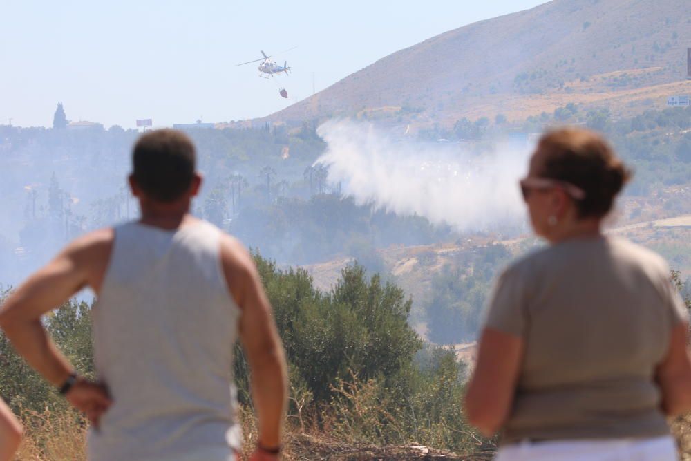 El fuego declarado en las inmediaciones de la autovía han obligado a cortar el tráfico en ambos sentidos y congestiona también la MA-20 en sentido Cádiz