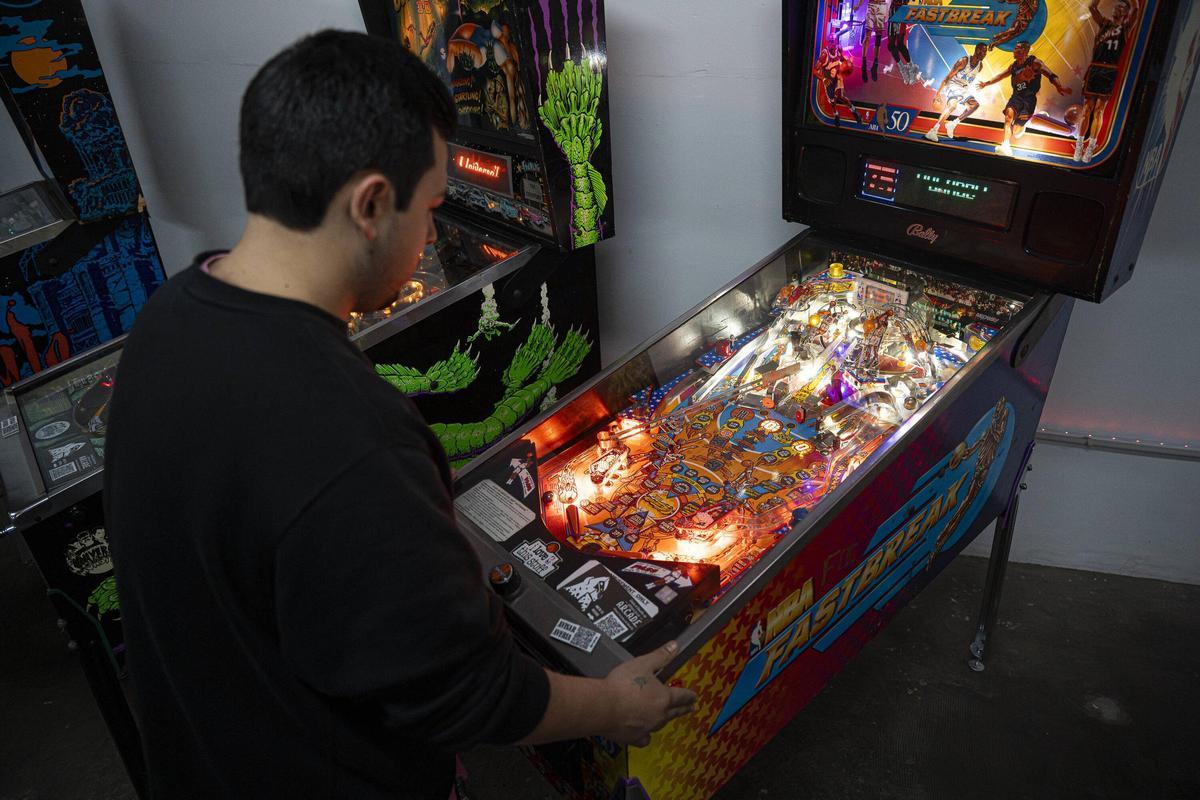 Así es la nueva sede de la asociación ARCADE en Esplugues: con 120 recreativas y medio centenar de pinballs