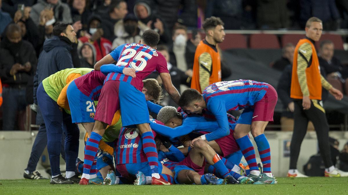 Pedri, sepultado por sus compañeros que le felicitan por el gol.