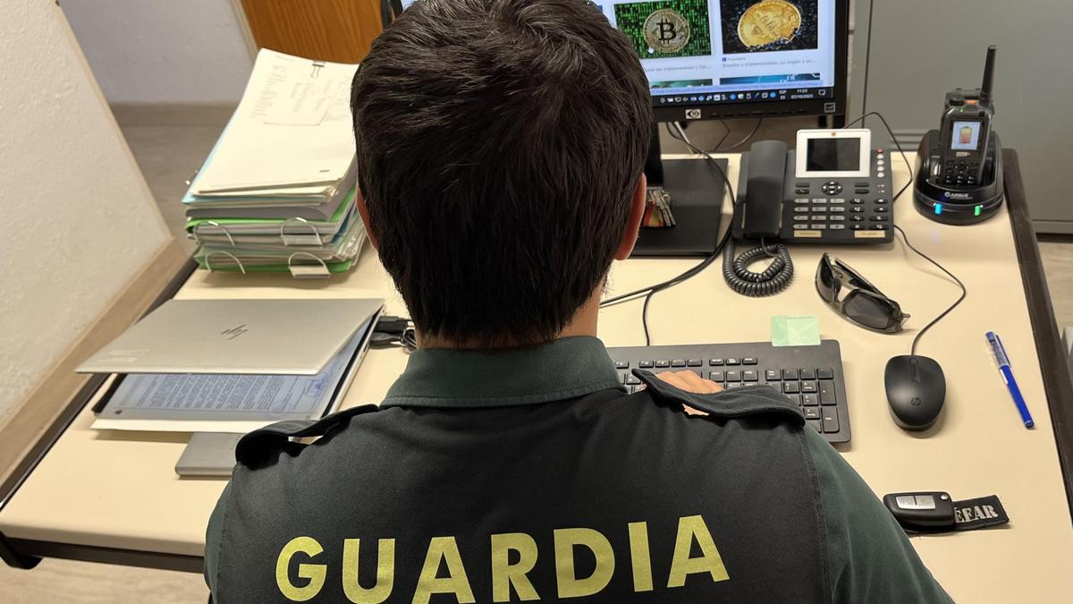 Un guàrdia civil treballant davant d'un ordinador