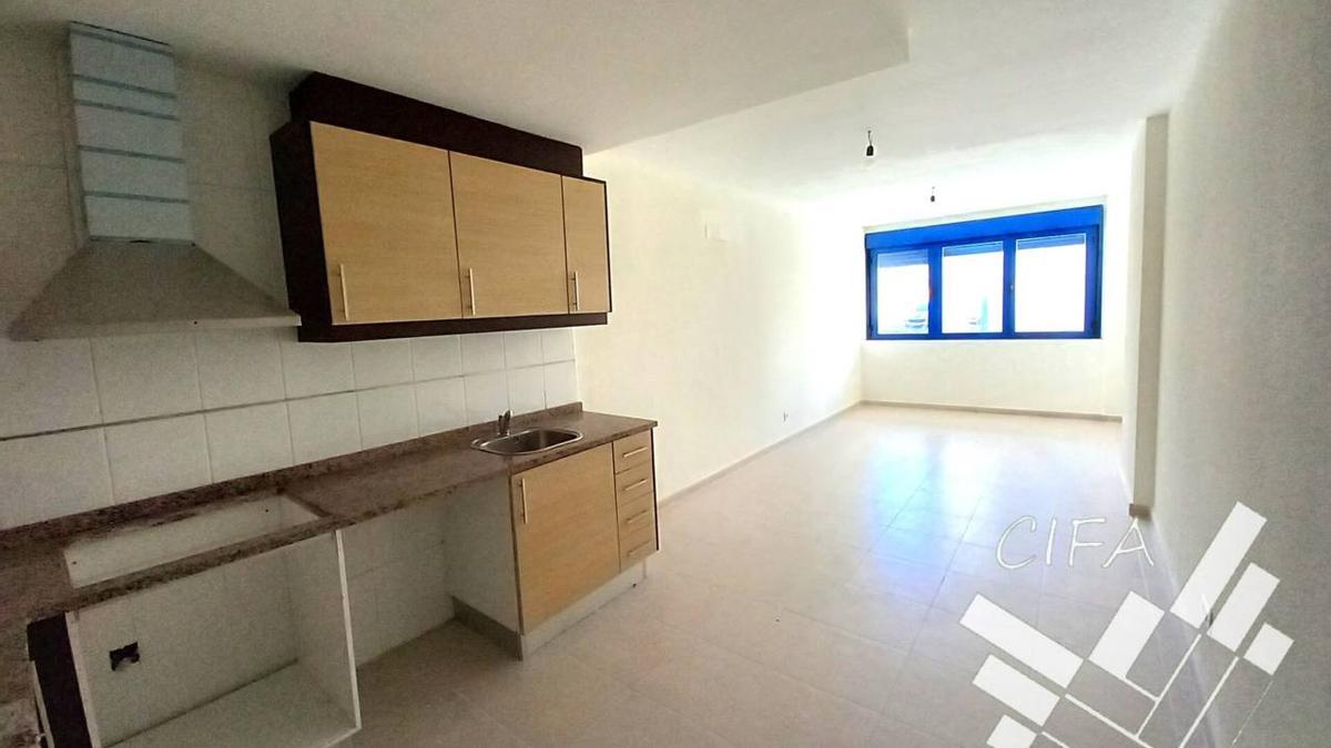 No te pierdas las fotos: Importante rebaja de un piso de cuatro habitaciones con piscina en Peñíscola