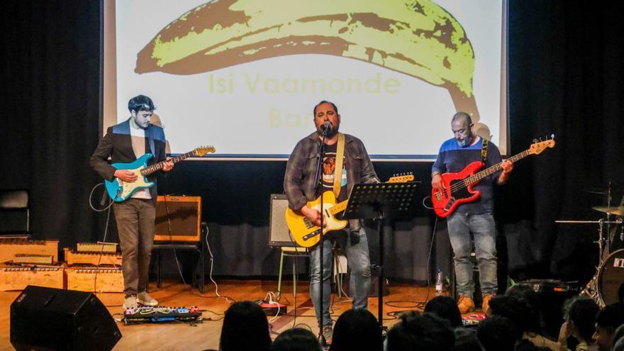 Alumnos cambadeses
tocando el xilófono. | I. Abella