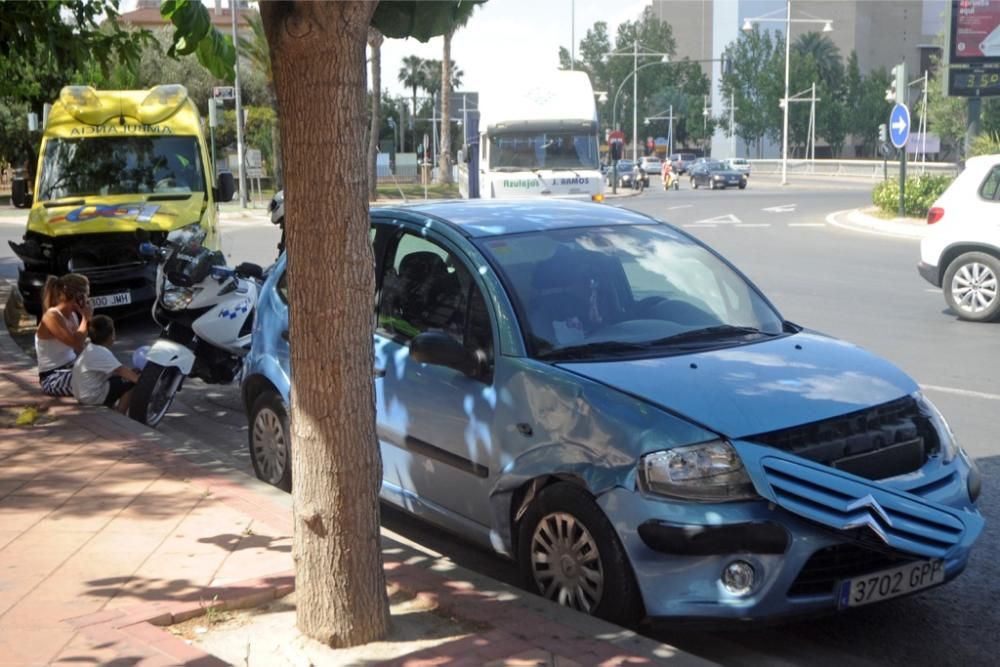 Una ambulancia choca contra un choque cuando iba d