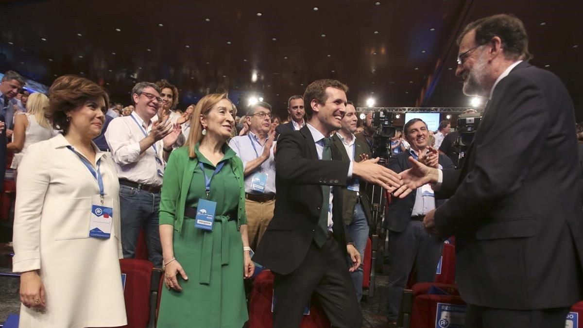 Rajoy, con los candidatos Casado y Santamaría y la presidenta del Congreso de los Diputados, Ana Pastor.