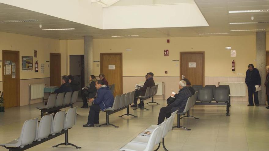 Pacientes en la sala de espera del centro de salud de Vila de Cruces.