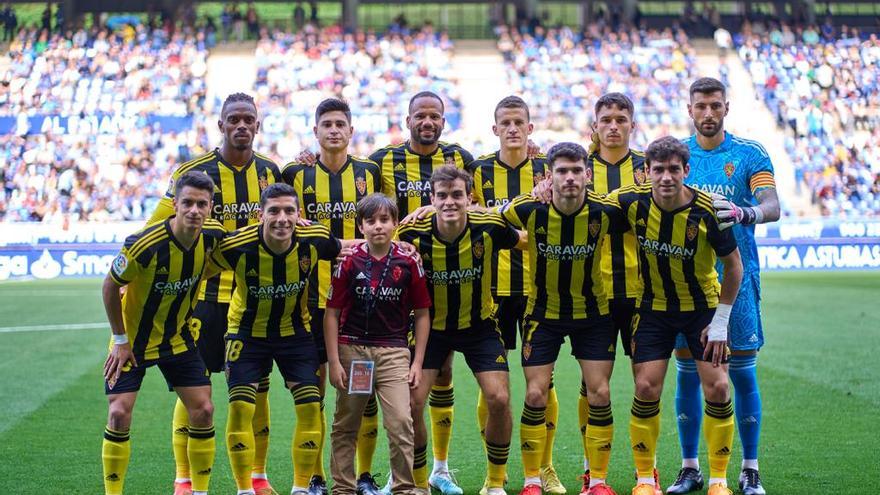 Los jugadores del Real Zaragoza posan con un aficionado antes del partido contra el Oviedo