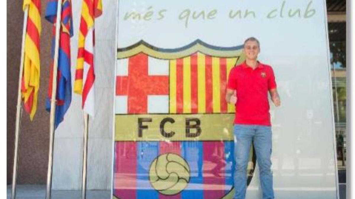 Jasper Cillessen posa ante el escudo del Barça, en las oficinas del club, este jueves.