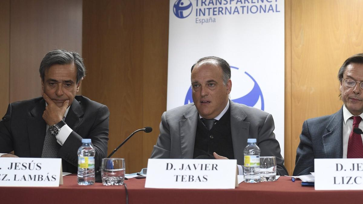 Javier Tebas (en el centro), este lunes en la presentación del informe de Transparency International España / LFP