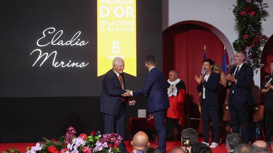 "Me siento ibicenco de corazón": Ibiza entrega su Medalla de Oro al pediatra Eladio Merino