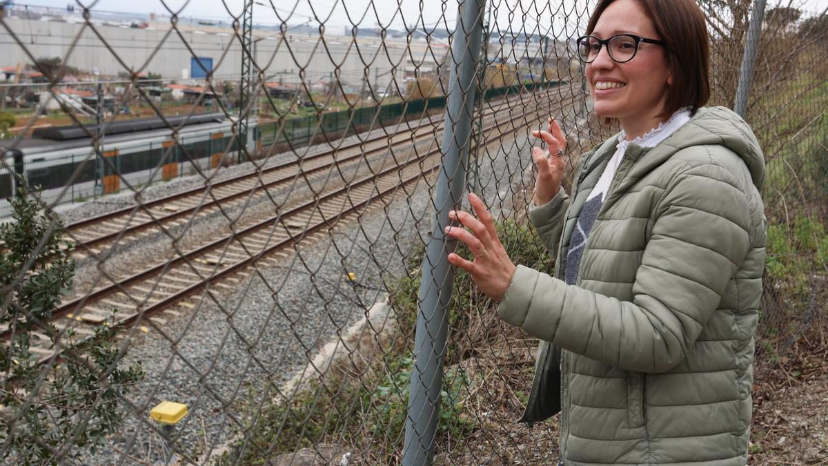 Dahiana Rodríguez, técnica en mantenimiento ferroviario, junto a las vías del tren.