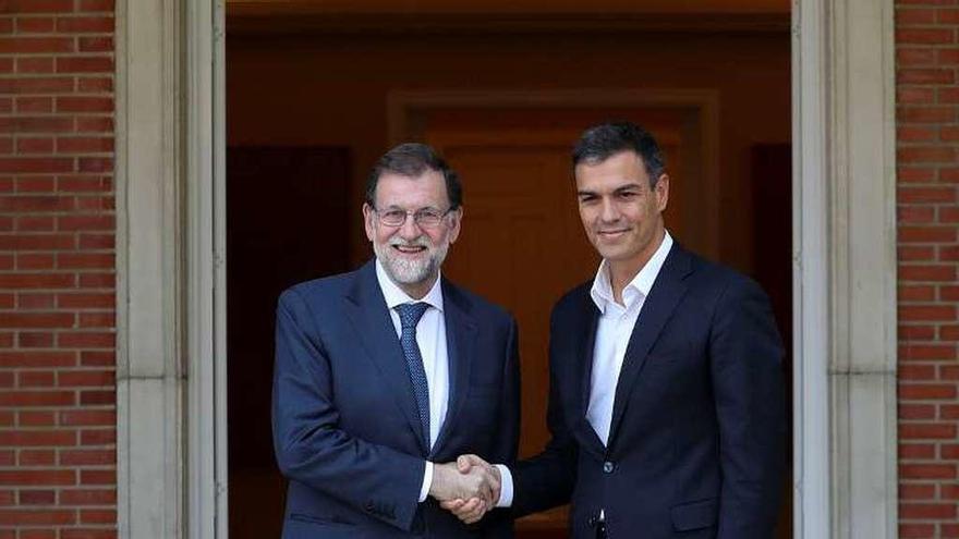 Rajoy y el líder del PSOE, Pedro Sánchez, ayer, en la Moncloa.