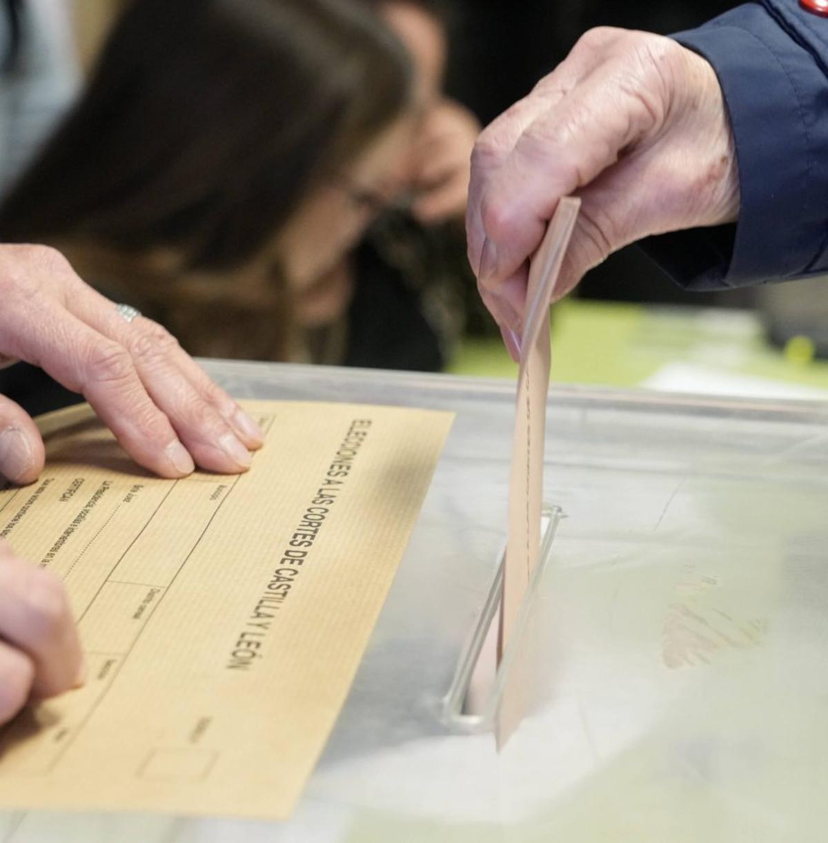 Dos personas se buscan en las listas del censo en las Escuelas de Pinilla. | ALBA PRIETO