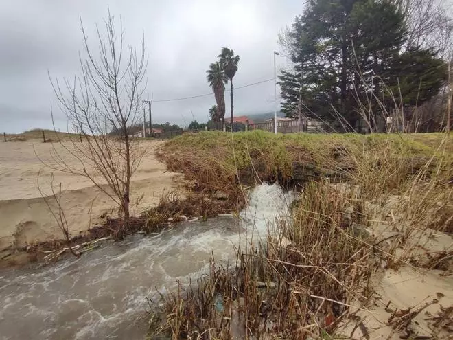 Una trinchera en la playa de Agrelo, en Bueu
