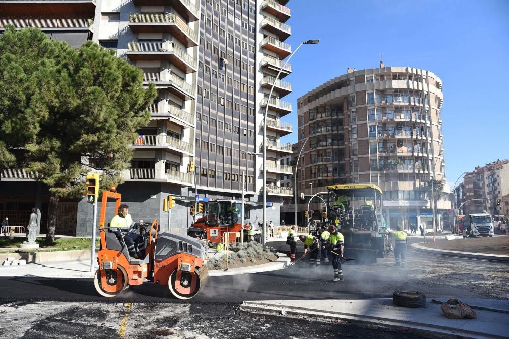 Obres per asfaltar la rotonda de la Bonavista