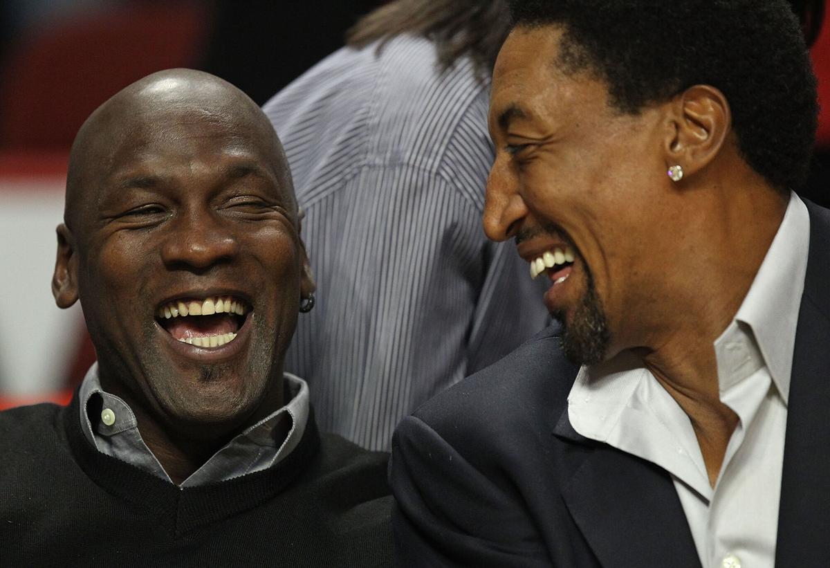 Michael Jordan y Scottie Pippen se ríen durante un partido de la NBA.