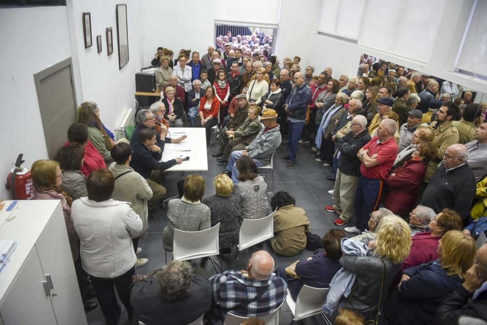 Tensa asamblea de vecinos en Eirís