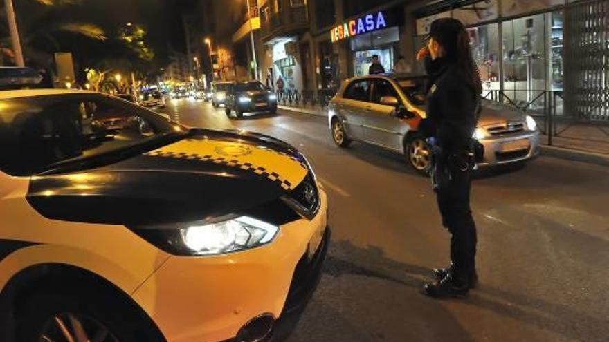 Un control de la Policía Local en el centro de la ciudad, en una imagen de archivo.