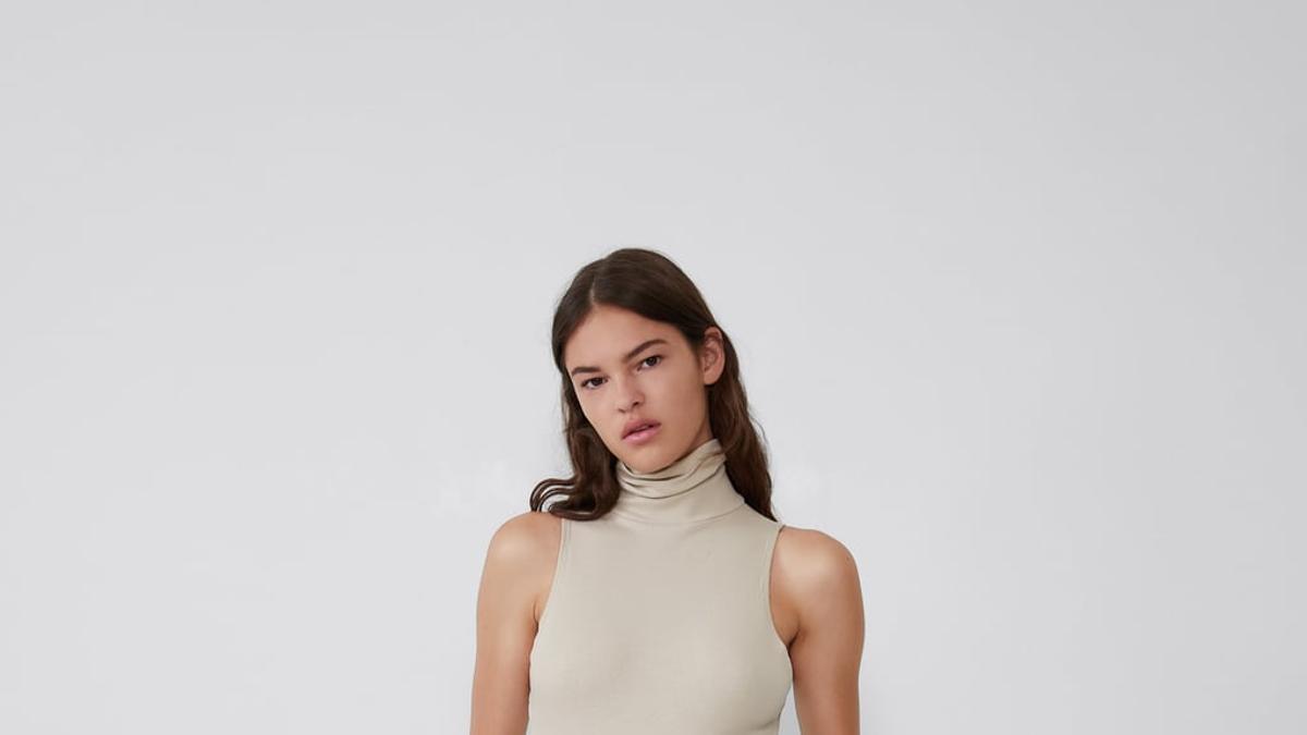 Zara propone combinar este body low cost, sin mangas y de cuello alto con unos pantalones de talle alto y corte recto