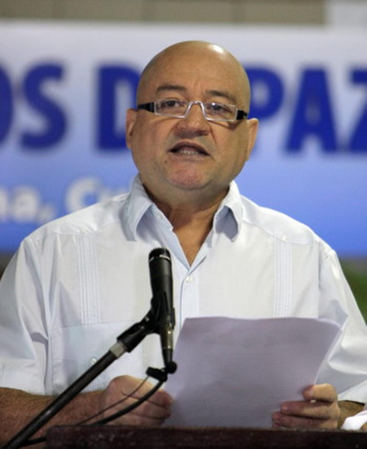 El membre de les FARC Luis Antonio Losada Gallo, àlies ’Carlos Antonio Lozada’, llegeix el comunicat de la guerrilla, aquest diumenge a l’Havana. El membre de les FARC Luis Antonio Losada Gallo, àlies ’Carlos Antonio Lozada’, llegeix el comunicat de la guerrilla, aquest diumenge a l’Havana.